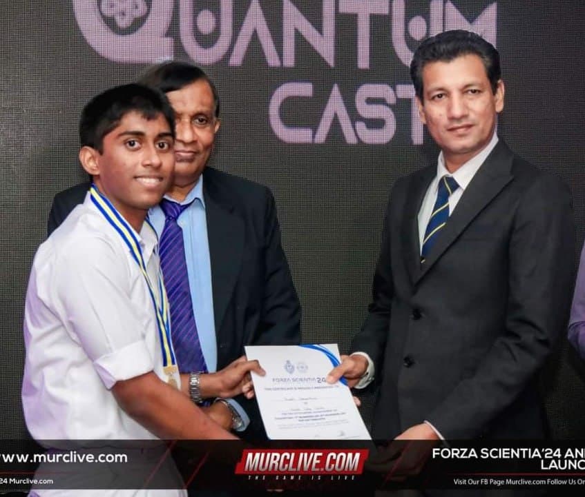 Hirun De Silva receiving a science quiz medal